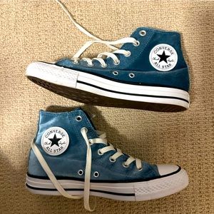 Blue velvet Converse Chuck Taylors